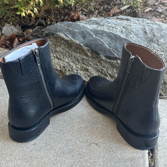 Frye Black Leather zip up  Ankle Boots nwot 7.5 - Picture 3 of 12